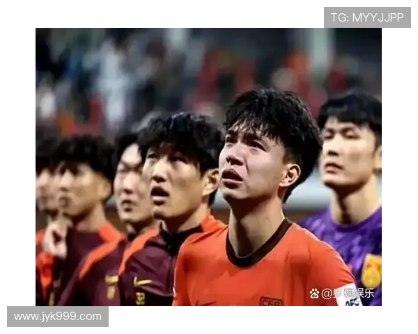 足球明星的奢华生活与背后的混乱现实揭示了名利的双刃剑