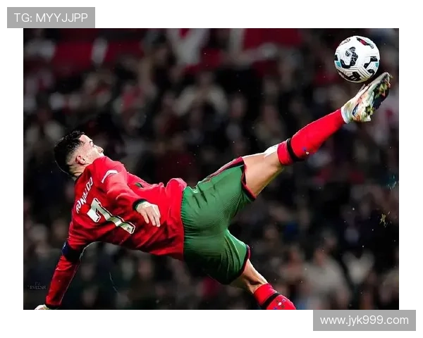 黑白照片中的足球明星瞬间回顾经典时刻与传奇故事交织的视觉盛宴